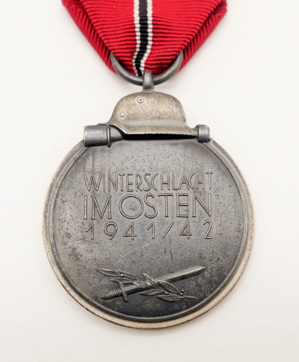 Medaille Winterschlacht im Osten 1941/42 – Hersteller 4 (Steinhauer & Lück, Lüdenscheid) mit Verleihungstüte – Bild 3