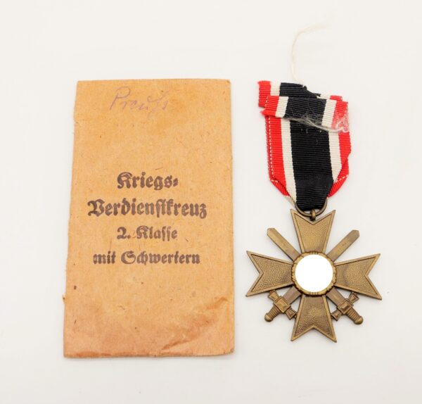 Kriegsverdienstkreuz 2. Klasse mit Schwerter und Verleihungstüte - Hersteller Hans Gnad, Wien 62