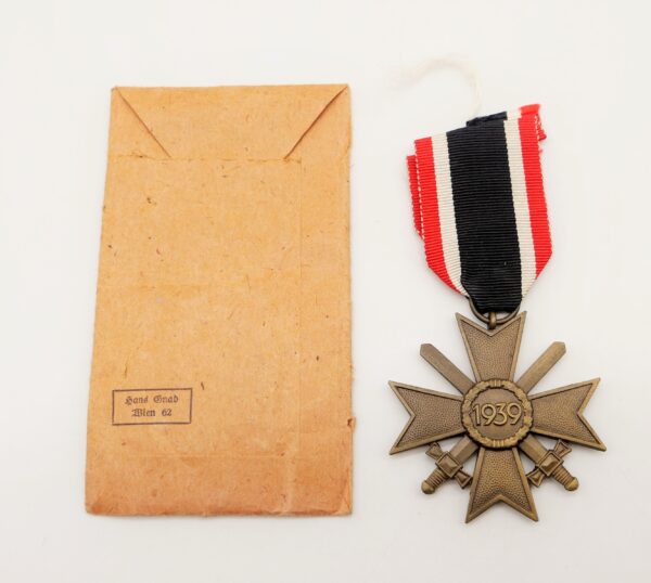 Kriegsverdienstkreuz 2. Klasse mit Schwerter und Verleihungstüte - Hersteller Hans Gnad, Wien 62 – Bild 2