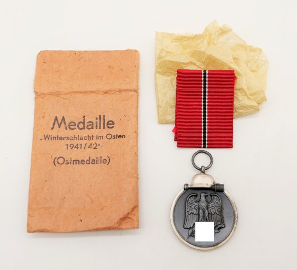 Medaille Winterschlacht im Osten – Hersteller 110 (Otto Zappe, Gablonz) - Mit Verleihungstüte