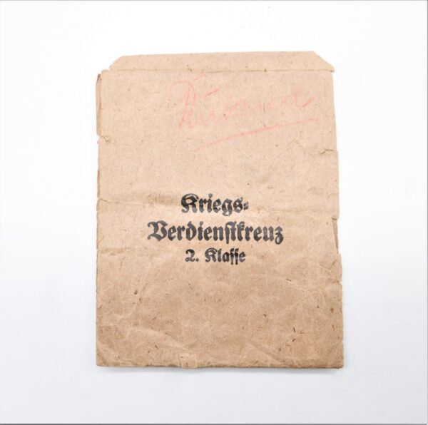 Große Verleihungstüte zum Kriegsverdienstkreuz 2. Klasse mit Schwertern – August G. Tham, Gablonz