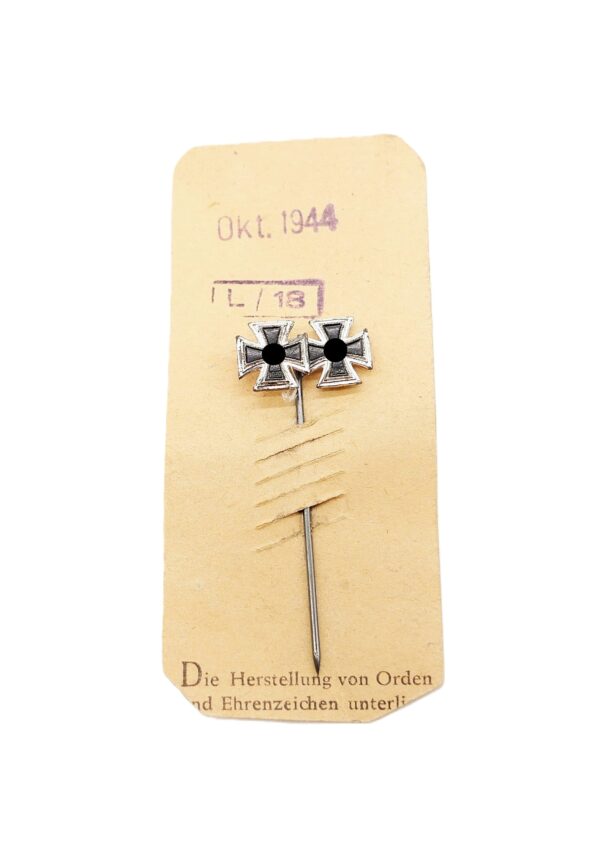 9 mm Miniatur - Eisernes Kreuz 1939 auf dem Trägerpapier - Hersteller L/18 (B. H. Mayer, Pforzheim) - EK