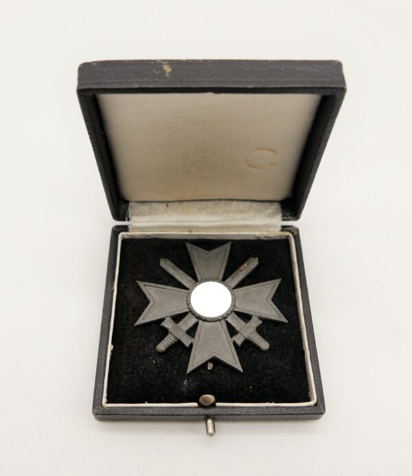 Kriegsverdienstkreuz 1. Klasse mit Schwerter im Verleihungsetui - Hersteller L/12 (C.E. Juncker, Berlin)