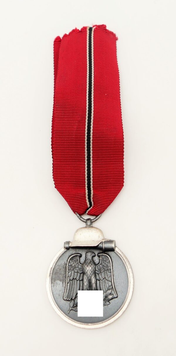Medaille Winterschlacht im Osten 1941/42 – Hersteller 13 (Gustav Brehmer, Markneukirchen) – Bild 2