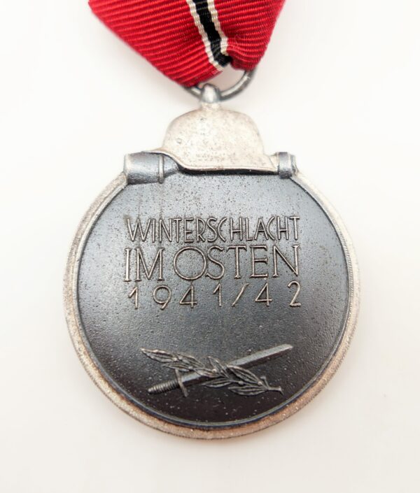 Medaille Winterschlacht im Osten 1941/42 – Hersteller 13 (Gustav Brehmer, Markneukirchen) – Bild 3