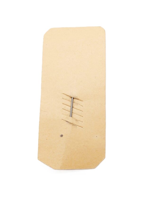 9 mm Miniatur - Eisernes Kreuz 1939 auf dem Trägerpapier - Hersteller L/18 (B. H. Mayer, Pforzheim) - EK – Bild 2