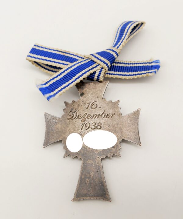 Mutterkreuz Silber an Damenschleife – Bild 2