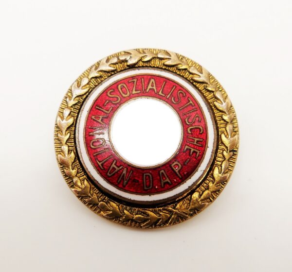 Goldenes Ehrenzeichen - Mitgliedsabzeichen der NSDAP – Hersteller Jos. Fuess, München – Parteiabzeichen