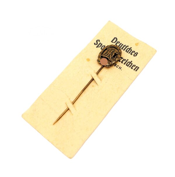 16 mm Miniatur DRL Sportabzeichen Bronze – Hersteller ST. & L. - Auf dem orginal Trägerpapier