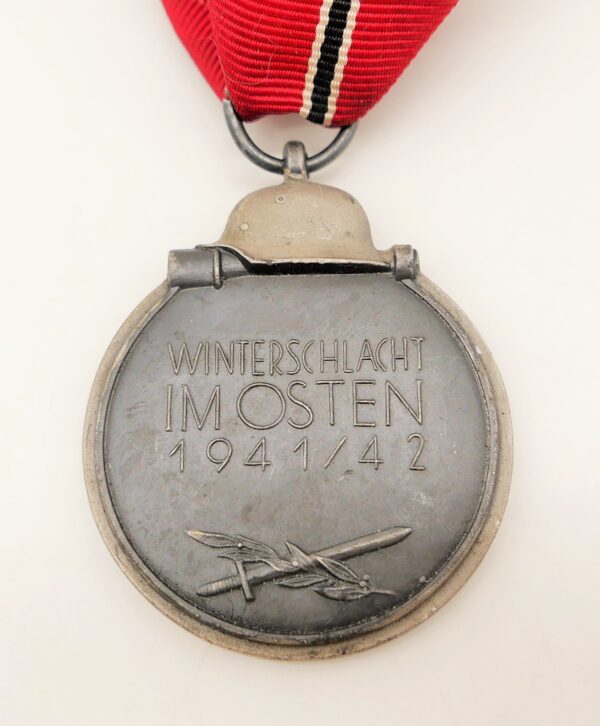 Medaille Winterschlacht im Osten 1941/42 – Hersteller 61 (Rudolf A. Karnath & Sohn, Gablonz) – Bild 3