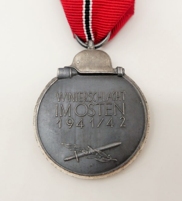 Medaille Winterschlacht im Osten 1941/42 mit Verleihungstüte – Hersteller 20 (C.F. Zimmermann, Pforzheim) – Bild 3