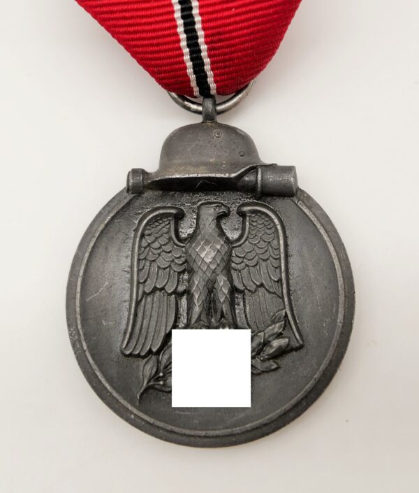 Medaille Winterschlacht im Osten 1941/42 – Hersteller 4 (Steinhauer & Lück, Lüdenscheid) mit Verleihungstüte – Bild 2
