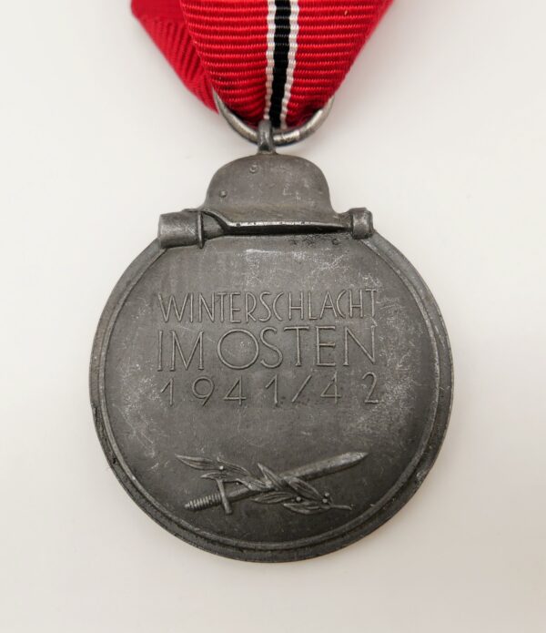 Medaille Winterschlacht im Osten 1941/42 – Hersteller 4 (Steinhauer & Lück, Lüdenscheid) mit Verleihungstüte – Bild 3