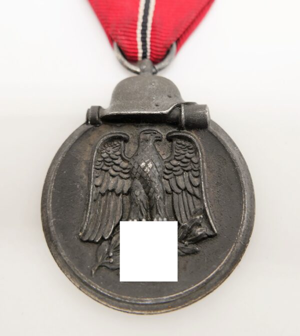 Medaille Winterschlacht im Osten 1941/42 – Hersteller 19 (E. Ferdinand Wiedmann, Frankfurt/Am Main)