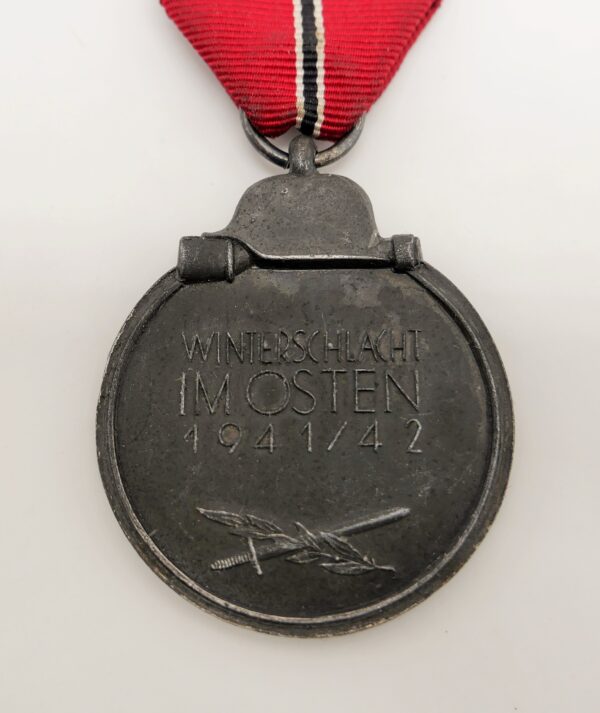 Medaille Winterschlacht im Osten 1941/42 – Hersteller 19 (E. Ferdinand Wiedmann, Frankfurt/Am Main) – Bild 3