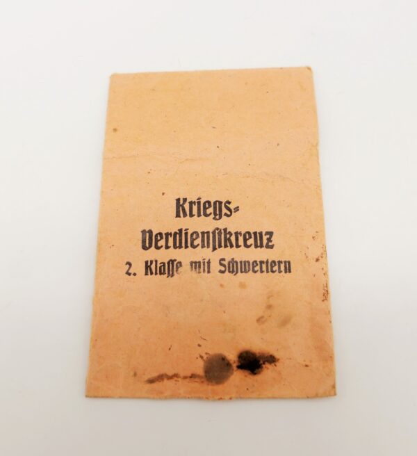 Verleihungstüte zum Kriegsverdienstkreuz 2. Klasse mit Schwerter - Hersteller 107 (Carl Wild, Hamburg)