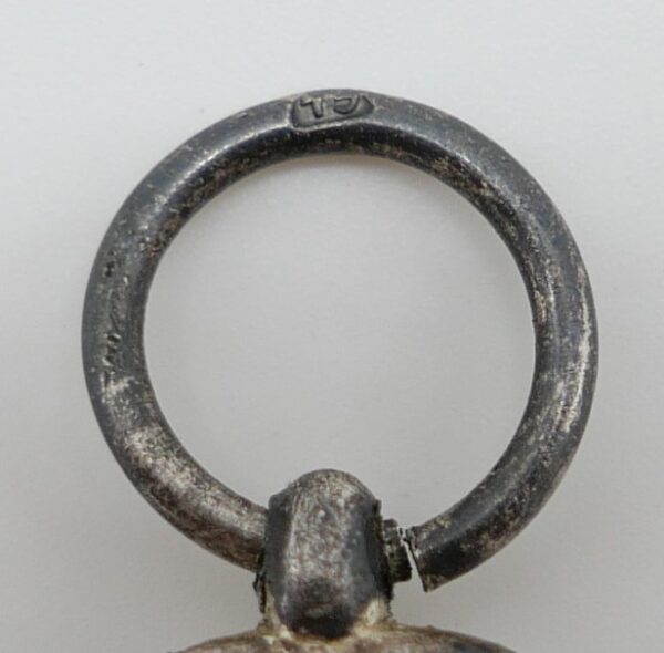 Medaille Winterschlacht im Osten 1941/42 – Hersteller 13 (Gustav Brehmer, Markneukirchen) – Bild 4