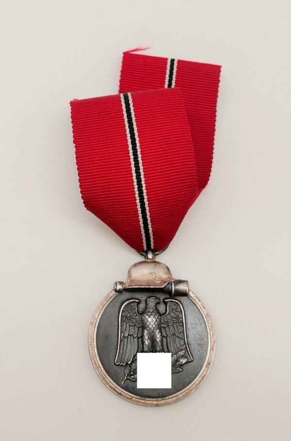 Medaille Winterschlacht im Osten 1941/42 – Hersteller 13 (Gustav Brehmer, Markneukirchen) – Bild 2