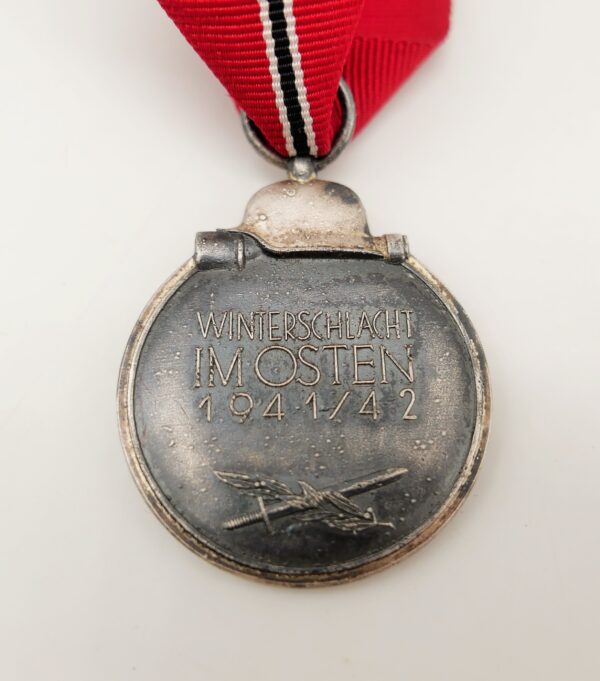 Medaille Winterschlacht im Osten 1941/42 – Hersteller 13 (Gustav Brehmer, Markneukirchen) – Bild 3