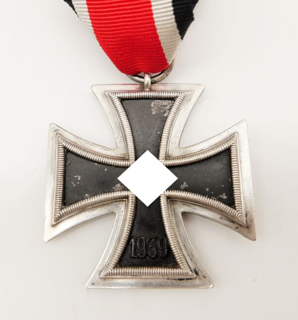 Eisernes Kreuz 2. Klasse 1939 - Variante des Hersteller 24 mit kleiner Punze in der Öse