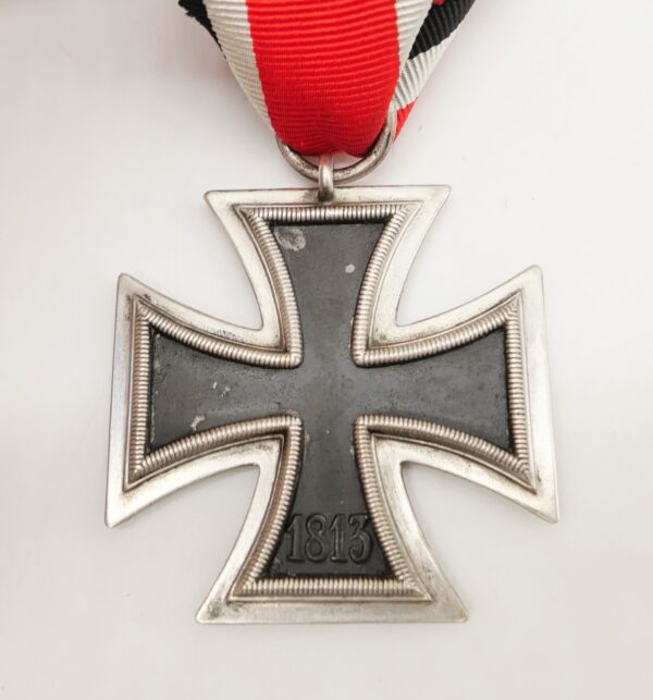 Eisernes Kreuz 2. Klasse 1939 - Variante des Hersteller 24 mit kleiner Punze in der Öse – Bild 3