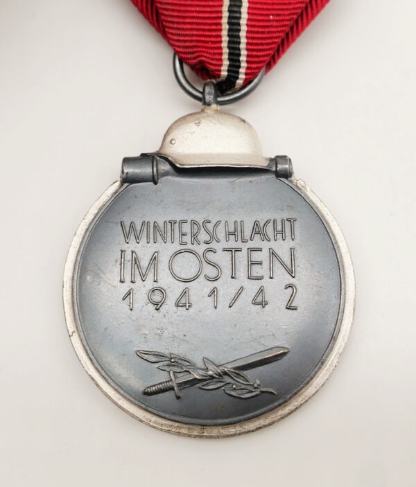 Medaille Winterschlacht im Osten 1941/42 – Hersteller 61 (Rudolf A. Karnath & Sohn, Gablonz) – Bild 3
