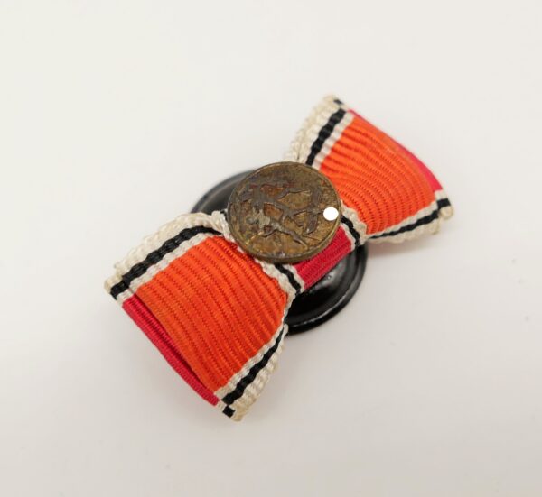 Knopflochminiatur – Medaille zur Erinnerung an den 1. Oktober 1938 (Sudetenland-Medaille) – Mit Auflage