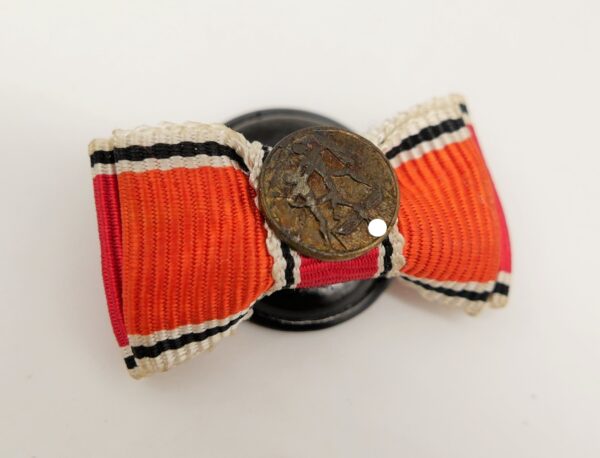 Knopflochminiatur – Medaille zur Erinnerung an den 1. Oktober 1938 (Sudetenland-Medaille) – Mit Auflage – Bild 2