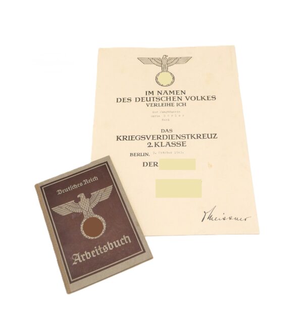 Urkunde zum Kriegsverdienstkreuz 2.Klasse und ein Arbeitsbuch - Ausgestellt auf eine Frau