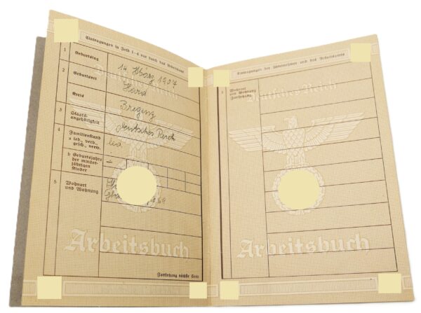 Urkunde zum Kriegsverdienstkreuz 2.Klasse und ein Arbeitsbuch - Ausgestellt auf eine Frau – Bild 5