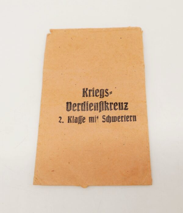 Verleihungstüte zum Kriegsverdienstkreuz 2. Klasse mit Schwerter - Hersteller 107 (Carl Wild, Hamburg)