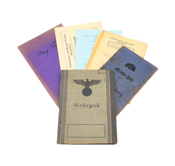 Militärpass und Arbeitsbuch 1. Weltkrieg - Wehrpass aus dem 2. Weltkrieg - Diverse Papiere eines Mannes - Landsturm