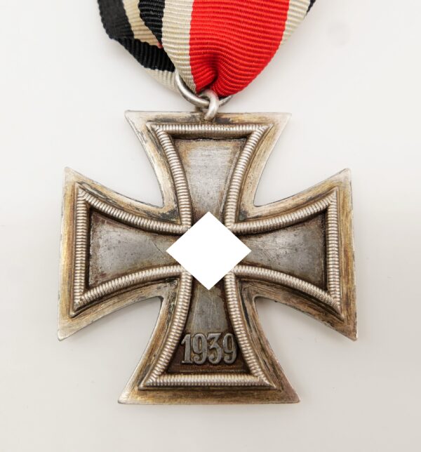 Eisernes Kreuz 2. Klasse 1939 – Variante des Hersteller 24 mit kleiner Punze in der Öse - EK