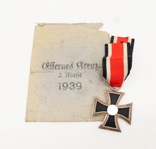 Eisernes Kreuz 2. Klasse – Hersteller 65 (Klein & Quenzer, Idar Oberstein) mit Verleihungstüte - EK