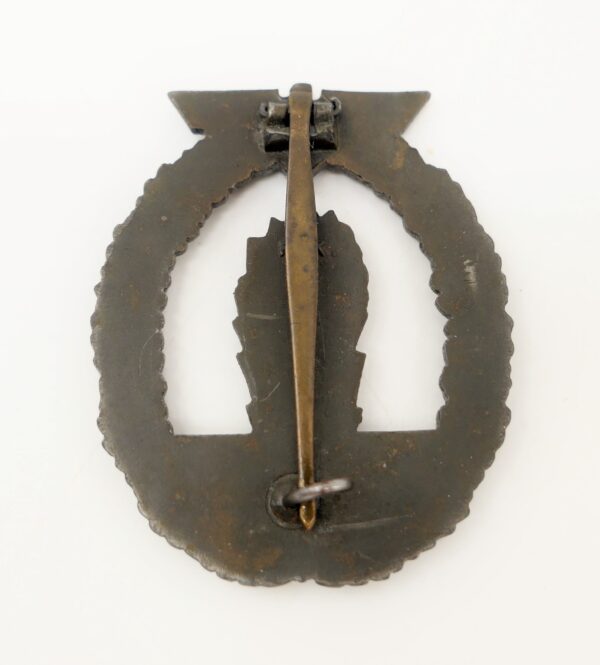Minensucher (Kriegsabzeichen für Minensuch-, U-Boots-, Jagd- und Sicherungsverbände) - Hersteller R. K. (Rudolf Karneth, Gablonz) – Bild 2