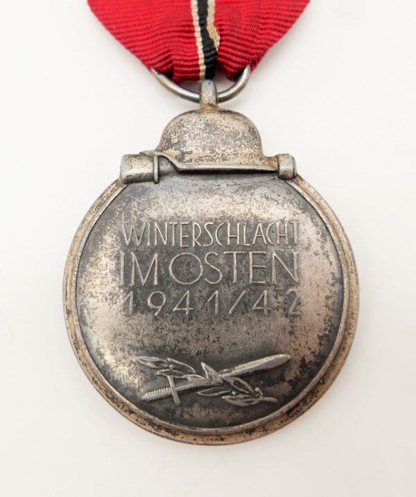 Medaille Winterschlacht im Osten 1941/42 – Hersteller 71 (Rudolf Leukert, Gablonz) – Bild 3