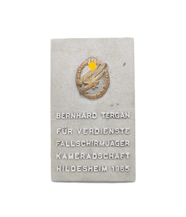 Kleine Ehrentafel der Fallschirmjäger-Kameradschaft Hildesheim - Mit abgebildeten Fallschirmschützenabzeichen des Heeres