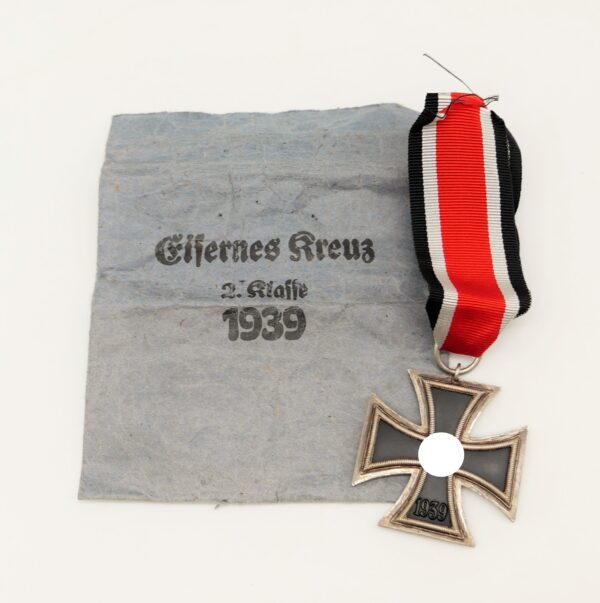 Eisernes Kreuz 2. Klasse 1939 - Hersteller 120 (Franz Petzl, Wien) - Mit Verleihungstüte
