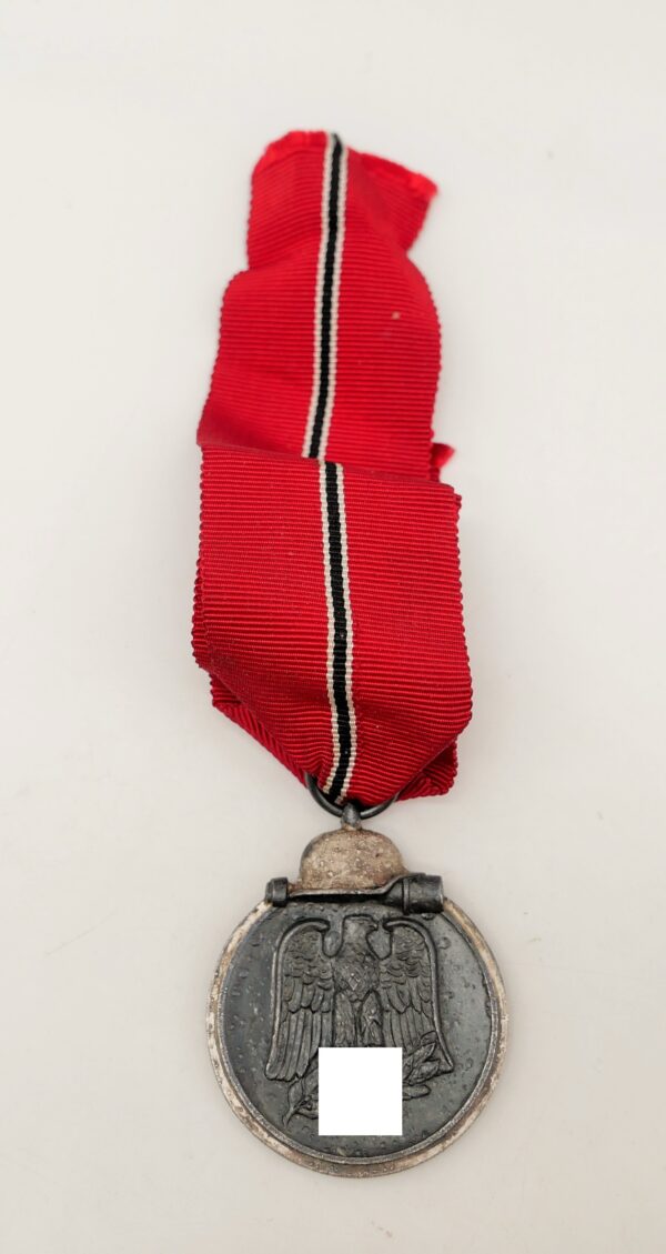 Medaille Winterschlacht im Osten 1941/42 – Hersteller 19 (E. Ferdinand Wiedmann, Frankfurt/Am Main) – Bild 2