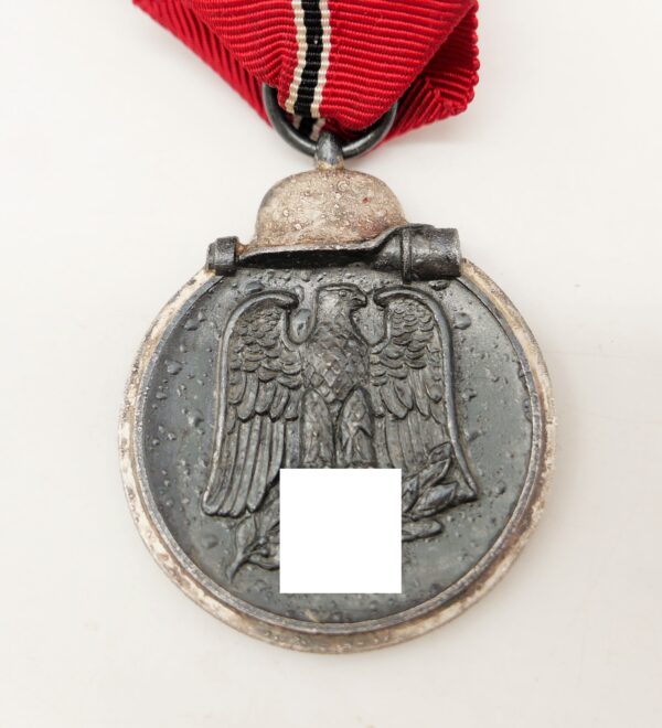 Medaille Winterschlacht im Osten 1941/42 – Hersteller 19 (E. Ferdinand Wiedmann, Frankfurt/Am Main)