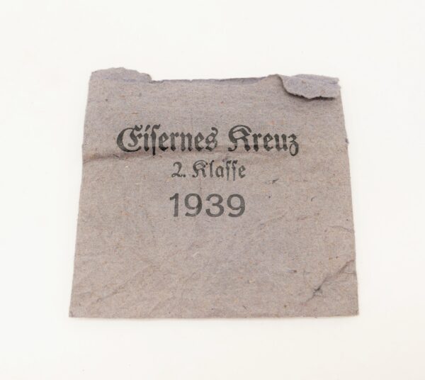 Eisernes Kreuz 2. Klasse 1939 – Hersteller 65 (Klein & Quenzer, Idar Oberstein) mit Verleihungstüte - EK – Bild 5