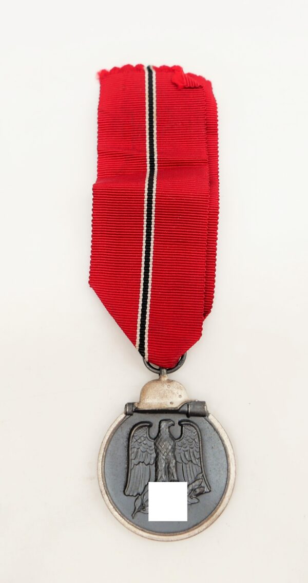 Medaille Winterschlacht im Osten 1941/42 – Hersteller 61 (Rudolf A. Karnath & Sohn, Gablonz) – Bild 2