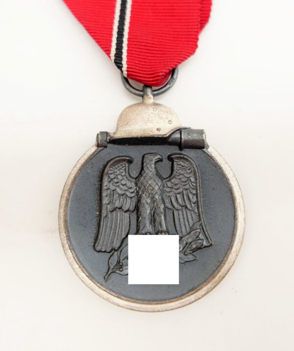 Medaille Winterschlacht im Osten 1941/42 – Hersteller 61 (Rudolf A. Karnath & Sohn, Gablonz)
