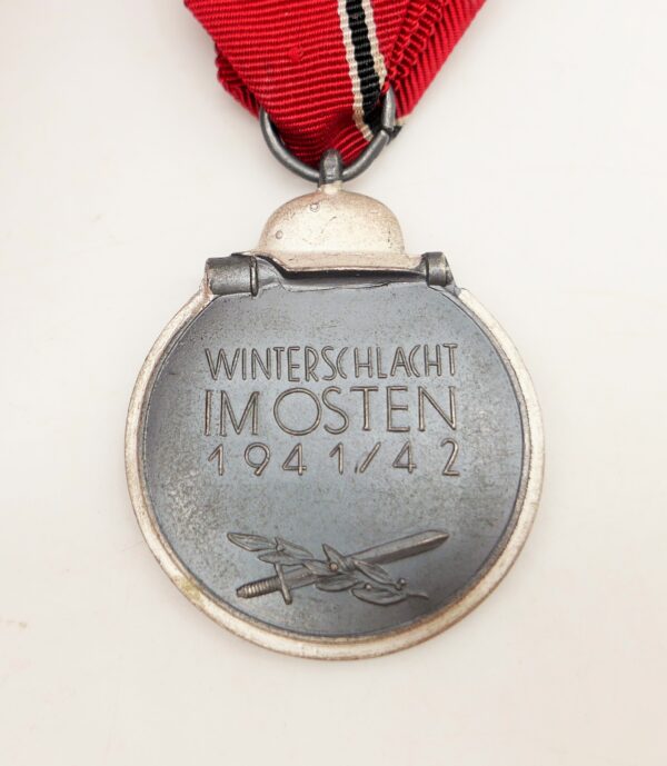 Medaille Winterschlacht im Osten 1941/42 – Hersteller 61 (Rudolf A. Karnath & Sohn, Gablonz) – Bild 3