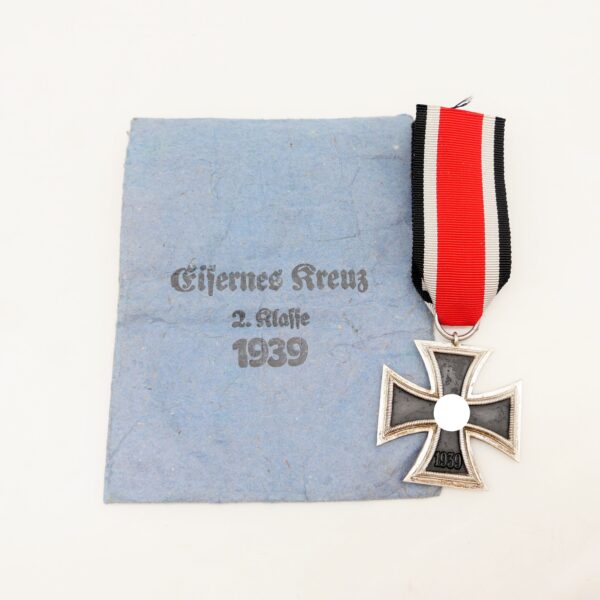 Eisernes Kreuz 2. Klasse 1939 – Hersteller 13 (Gustav Brehmer, Markneukirchen) – Mit Verleihungstüte - EK