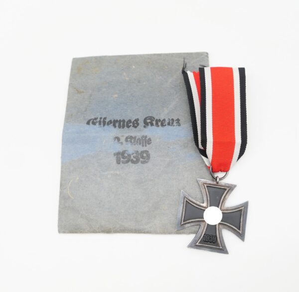 Eisernes Kreuz 2. Klasse 1939 - Hersteller 24 (Arbeitsgemeinschaft der Hanauer Plakettenhersteller, Hanau am Main) - Mit Verleihungstüte