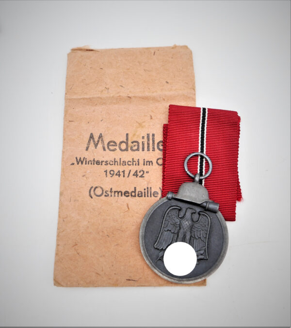 Medaille Winterschlacht im Osten – Hersteller 110 (Otto Zappe, Gablonz) mit Verleihungstüte