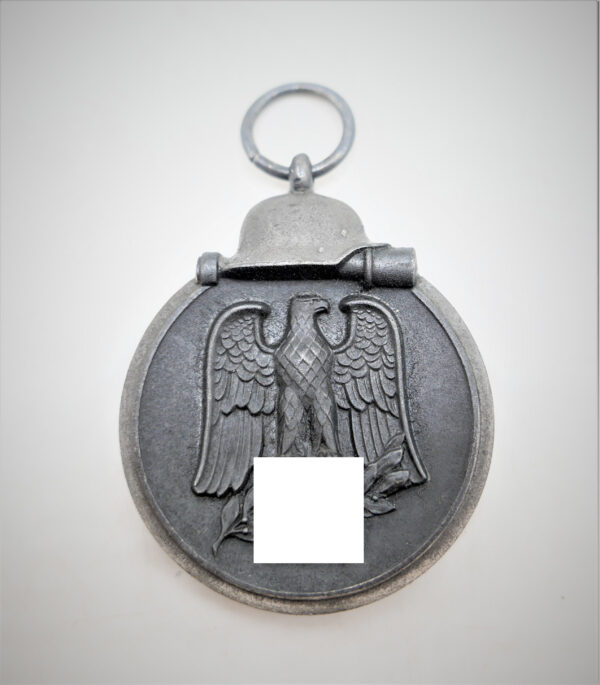 Medaille Winterschlacht im Osten – Hersteller 110 (Otto Zappe, Gablonz) mit Verleihungstüte – Bild 2
