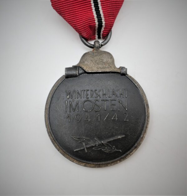 Medaille Winterschlacht im Osten 1941/42 – Hersteller 15 (Hersteller Friedrich Orth, Wien) – Bild 3