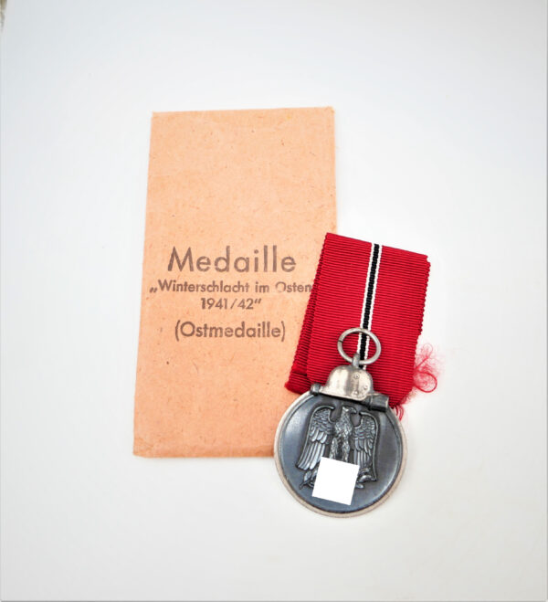 Medaille Winterschlacht im Osten 1941/42 – Hersteller 1 (Deschler & Sohn, München) – Mit Verleihungstüte
